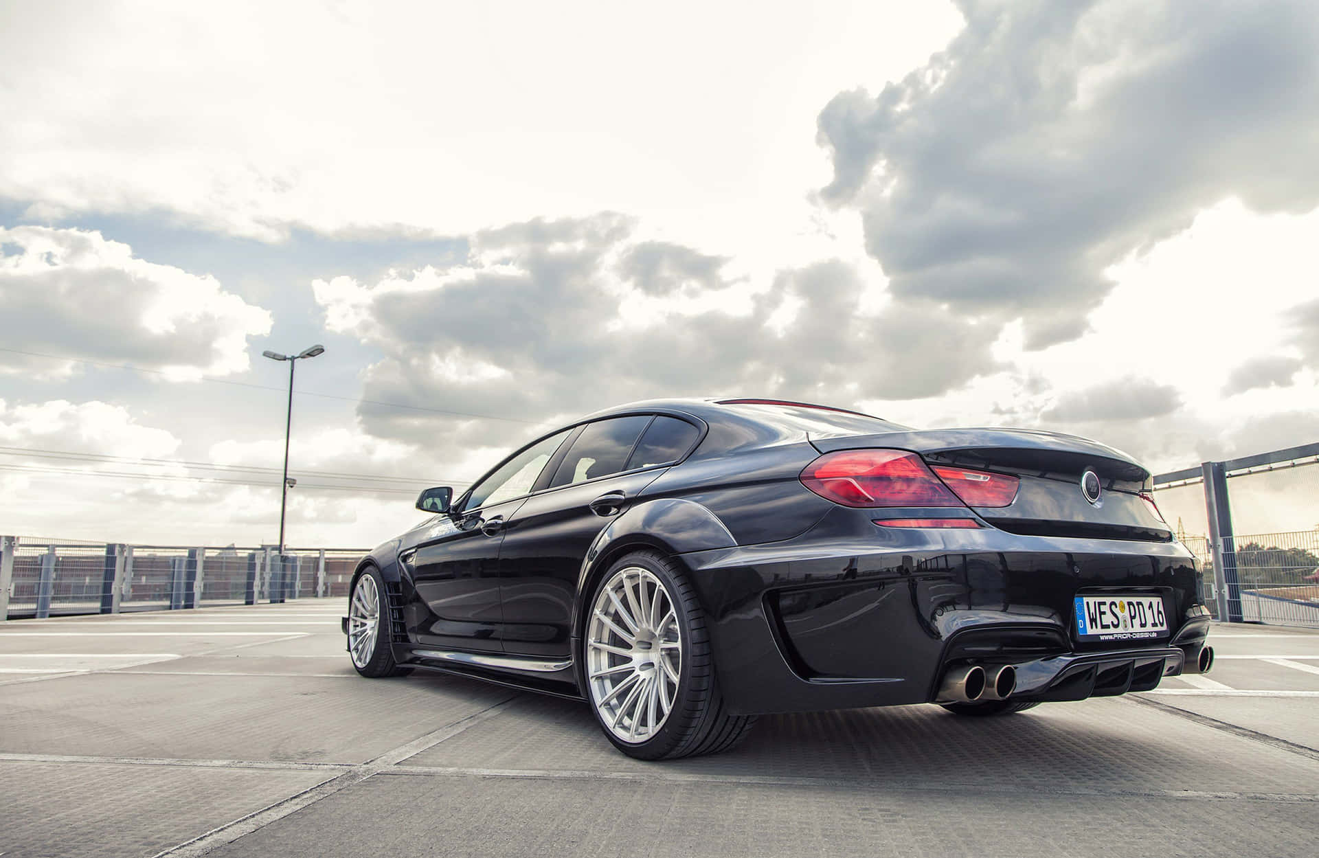 Slanke Bmw 6 Serie Die Door De Stadsstraten Glijdt Achtergrond