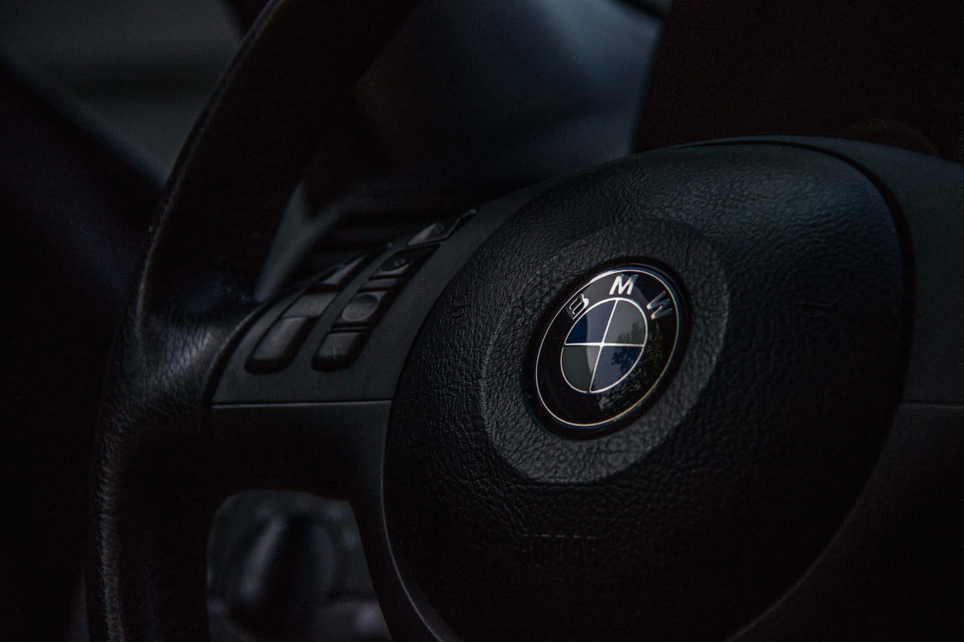 Het Iconische Bmw-logo Tegen Een Levendige Blauwe Achtergrond Achtergrond