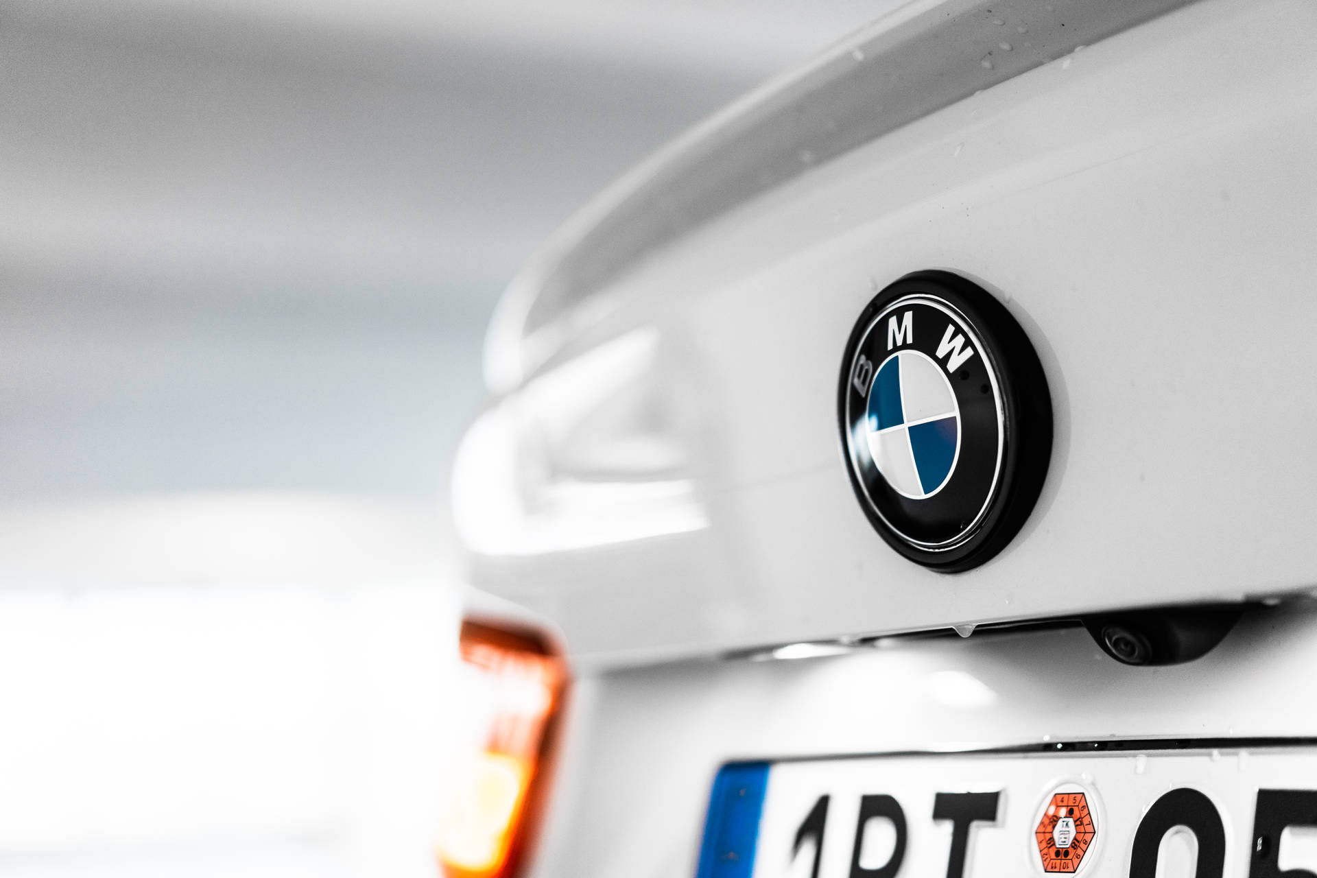 BMW Logo Emblem på kuffert af en klassisk bil malet i akvarel. Wallpaper