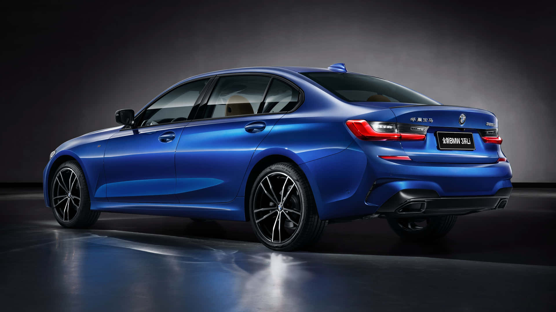 Den nye BMW 3-serie sedan vises i et mørkt rum. Wallpaper