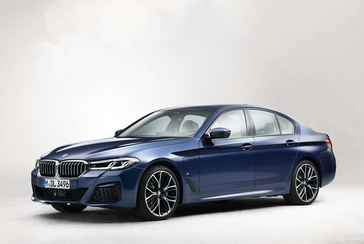 Den nye BMW 5-serie sedan vises i blå Wallpaper