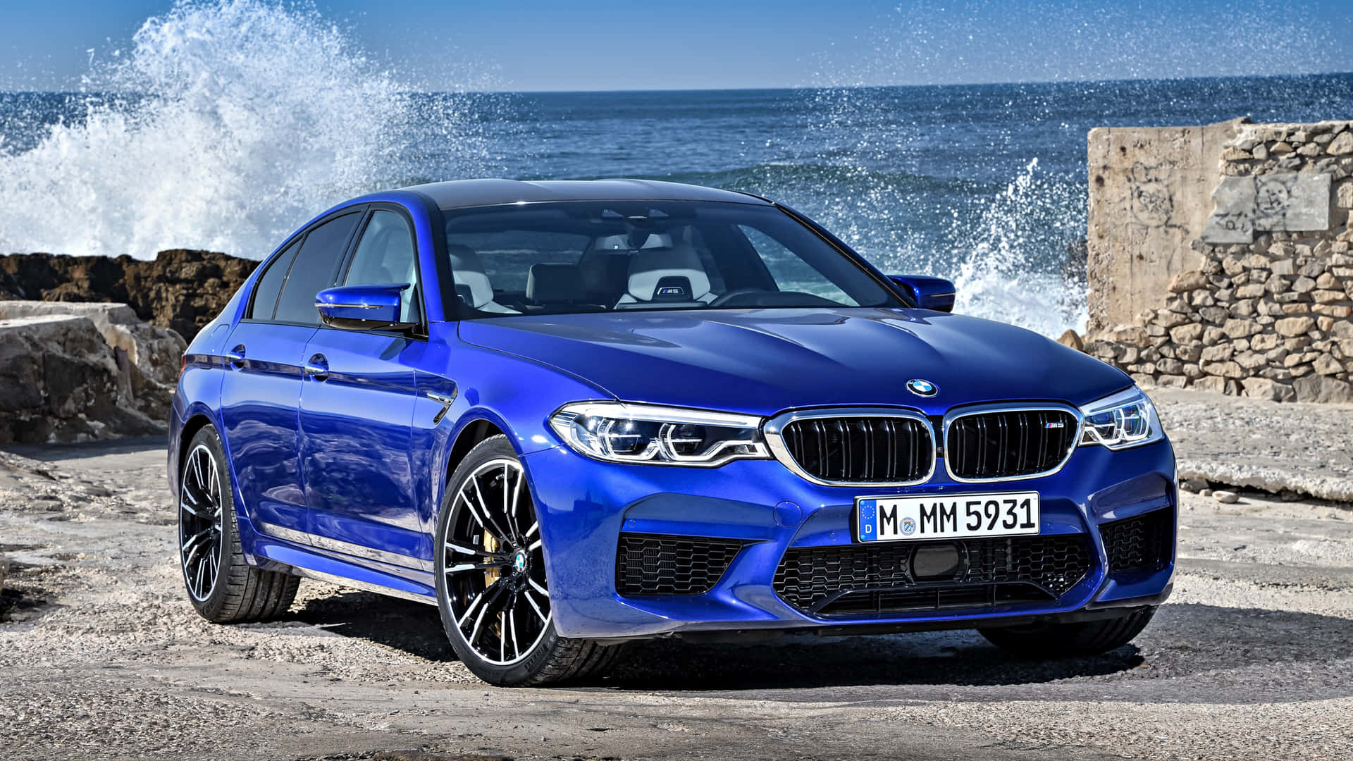 Oplev luksusen af at køre BMW M5 Wallpaper