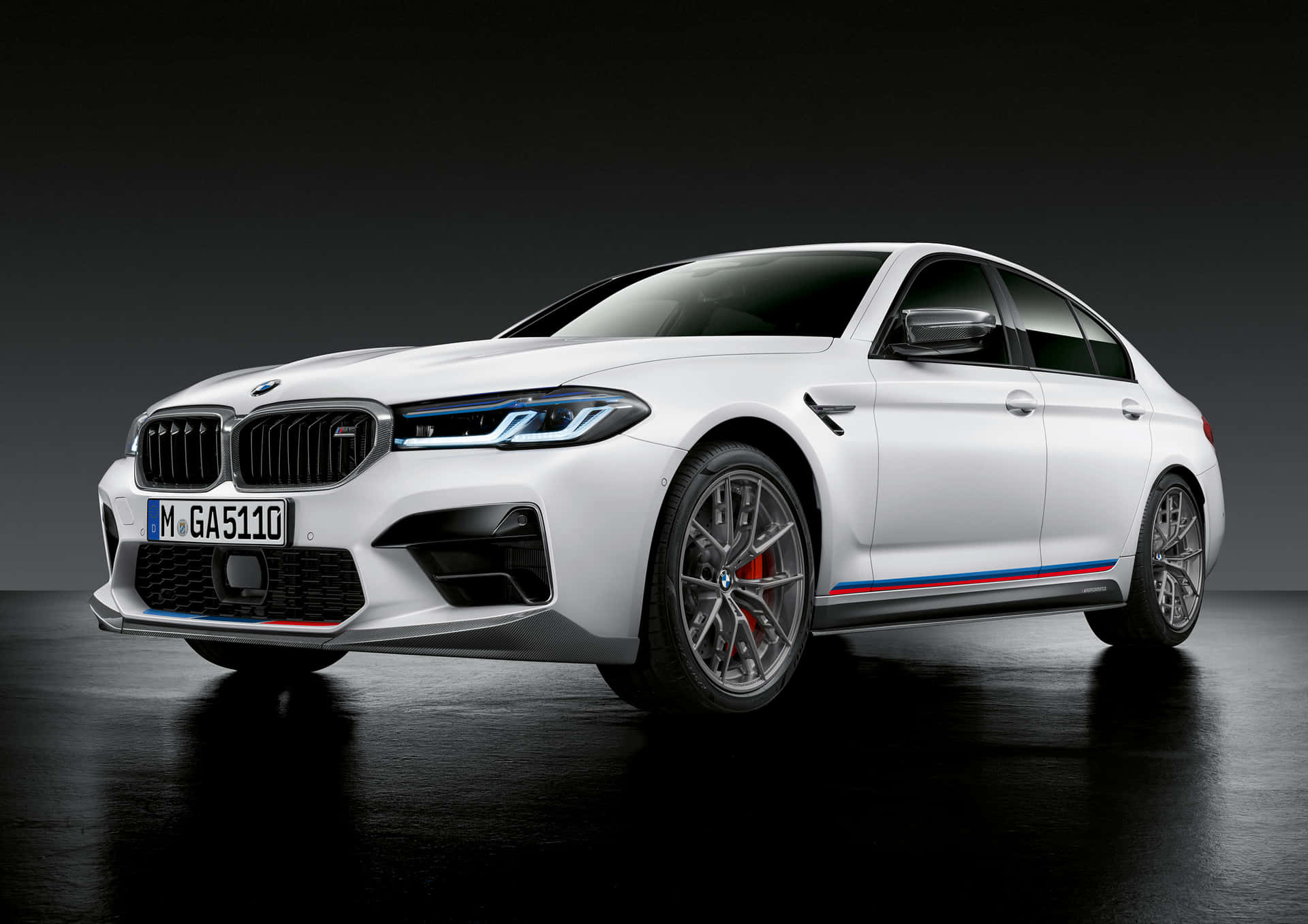 BMW M5 vises på en hvid baggrund Wallpaper