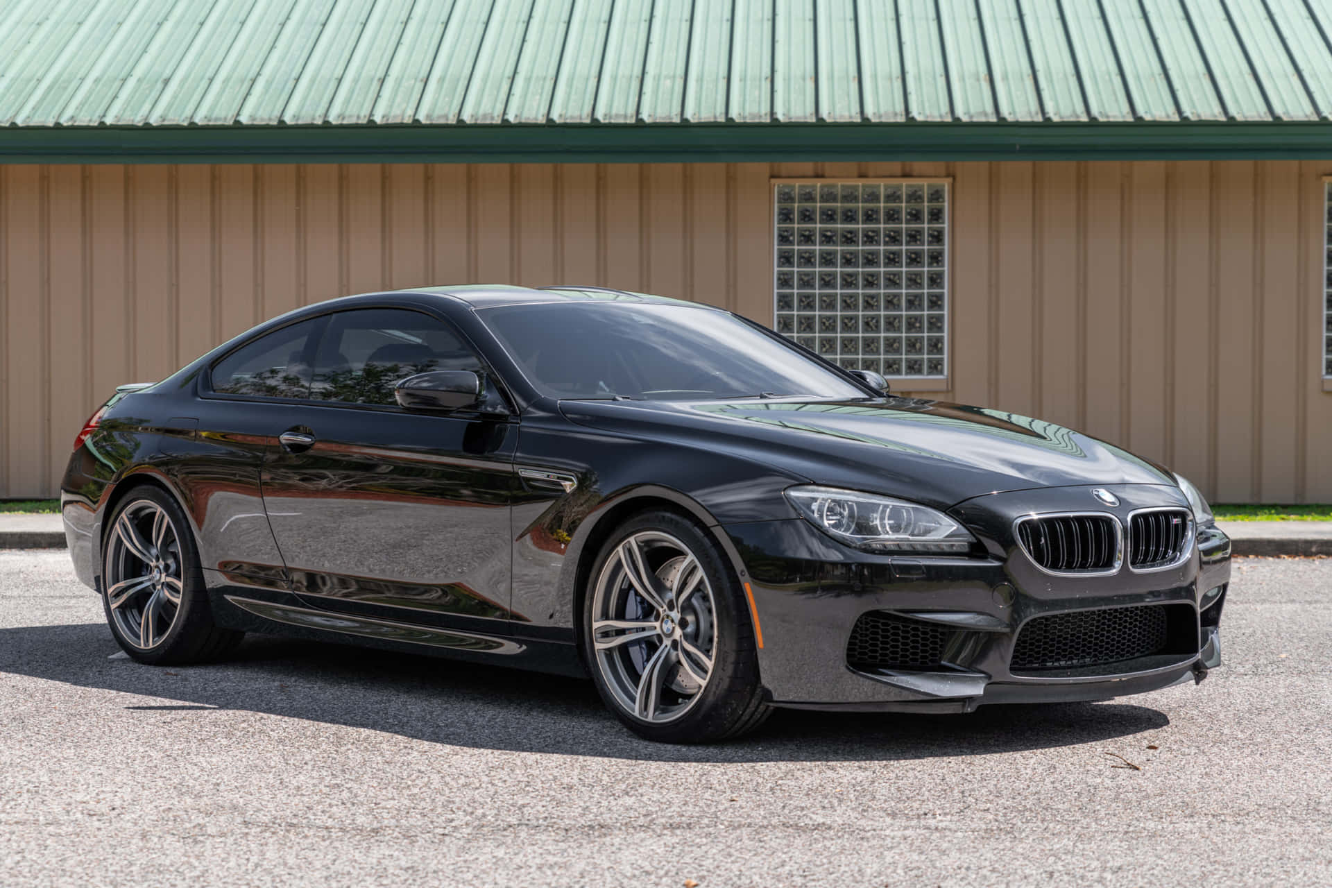 Captivating BMW M6 in Action Wallpaper