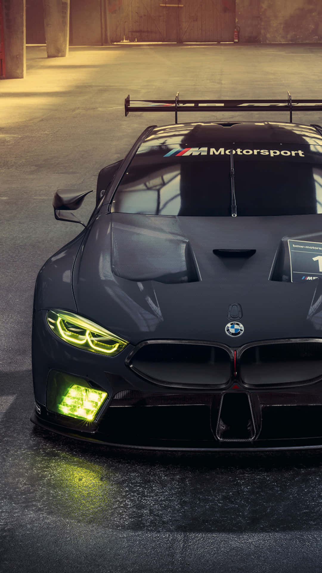 BMW M8 udstråler magt og luksus. Wallpaper