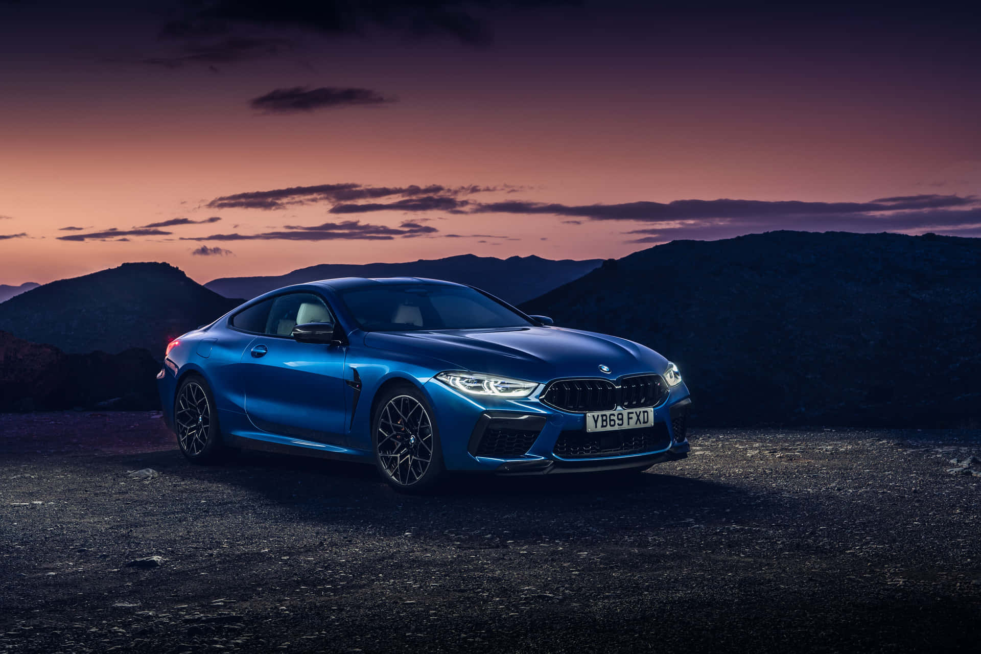 Den nye BMW M8 coupe vises i aftenlyset Wallpaper