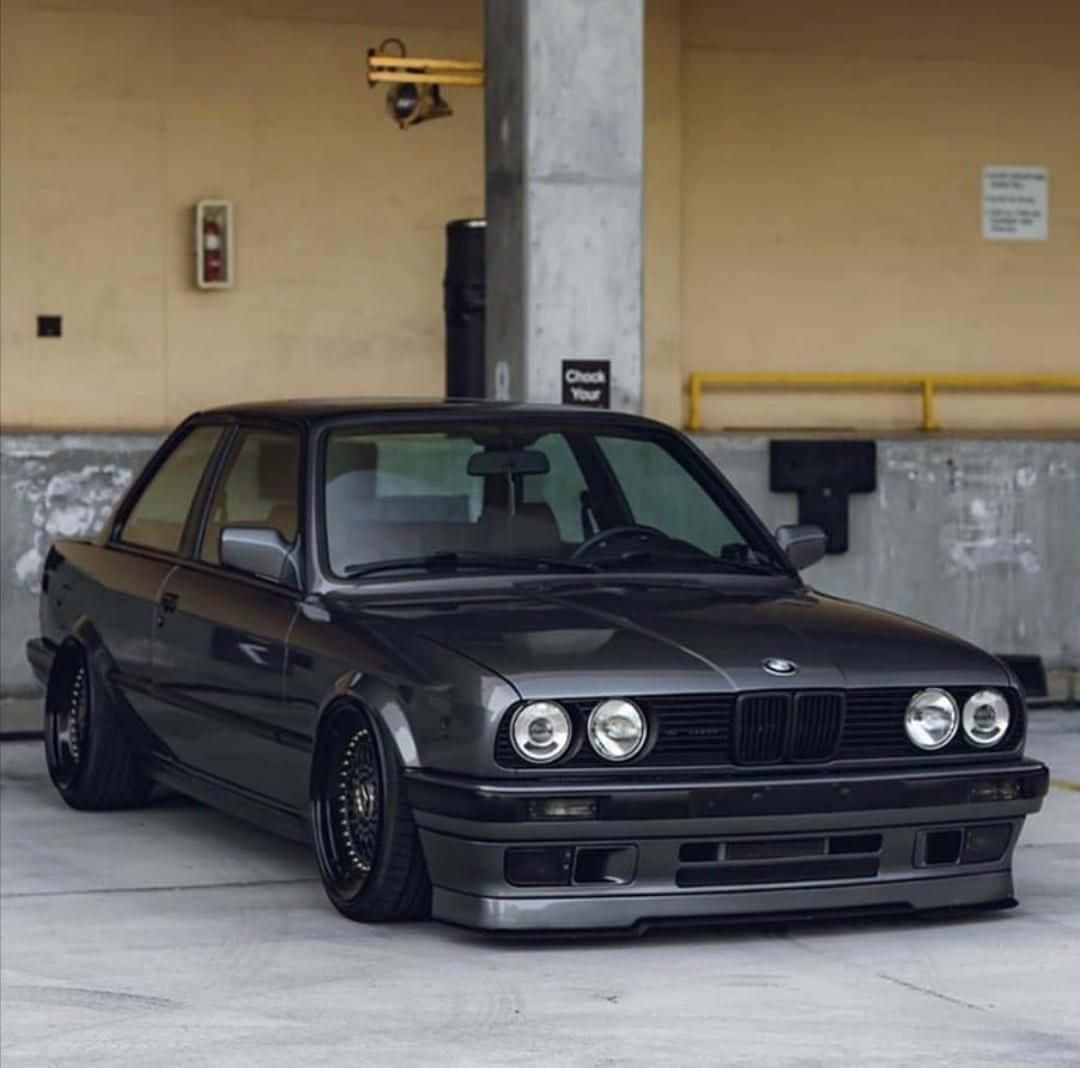 En ikonisk BMW sat mod en betagende baggrund.