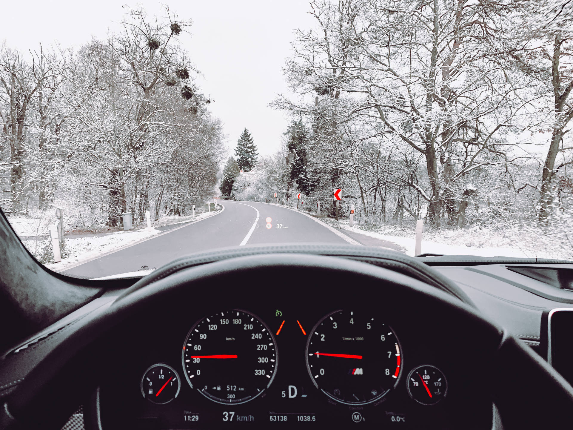 BMW Vis Vinter Skrivebord Tapet: Et tapet med et vintertema, der giver et glimrende udsyn ind i en BMW. Wallpaper