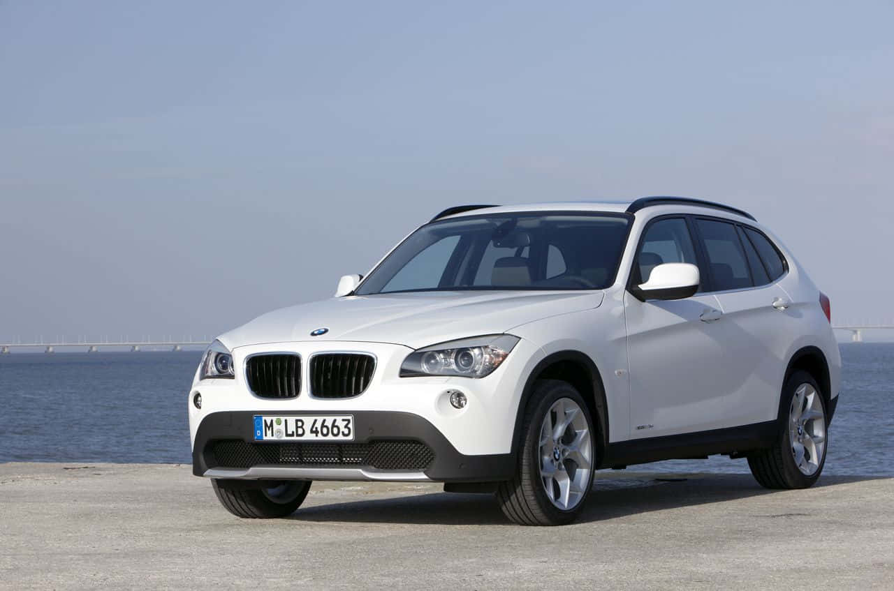 Elegantey Con Estilo: El Bmw X1 En Movimiento Fondo de pantalla