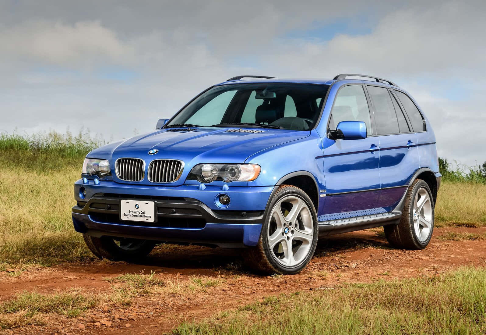 Élégant Et Sophistiqué, Le Bmw X5 Conquiert La Route Avec Style Et Grâce. Fond d'écran