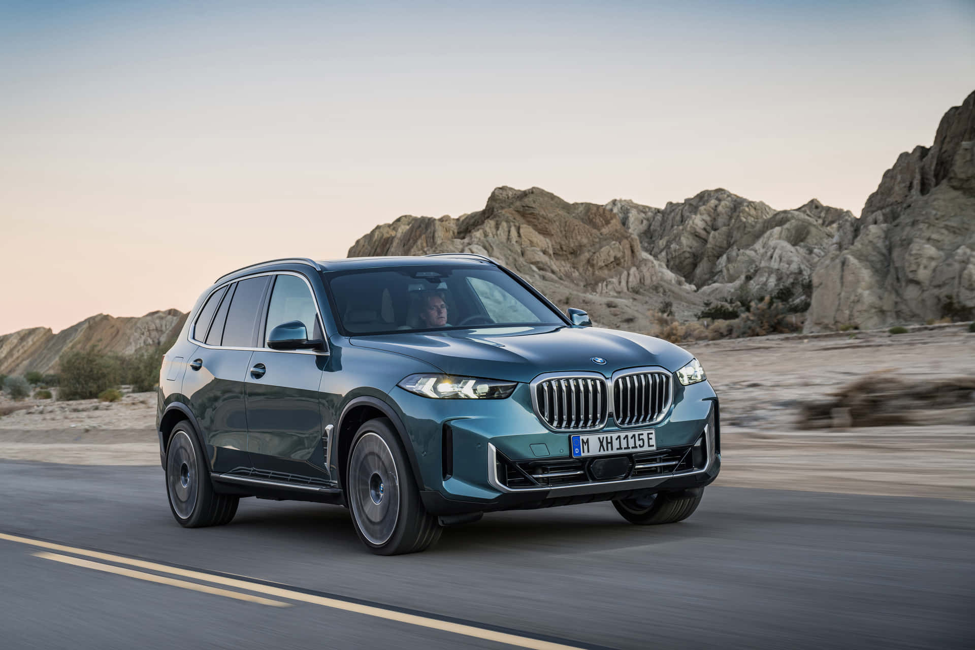 Bmw X5: Elegansi Bertemu Performa Wallpaper