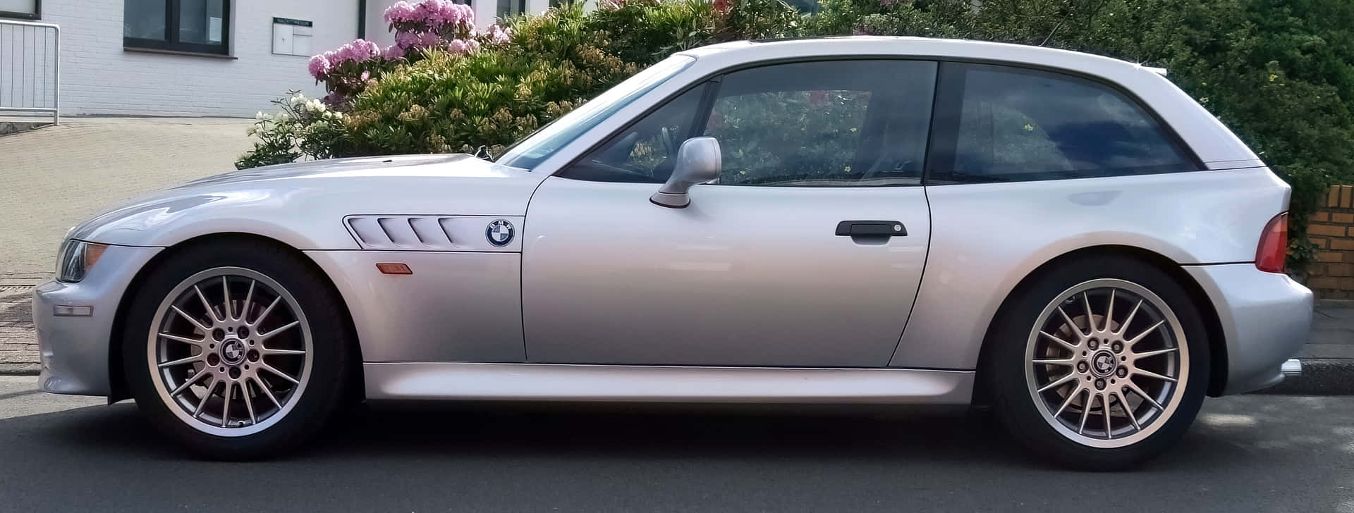 BMW Z3 - The Elegant Roadster Wallpaper