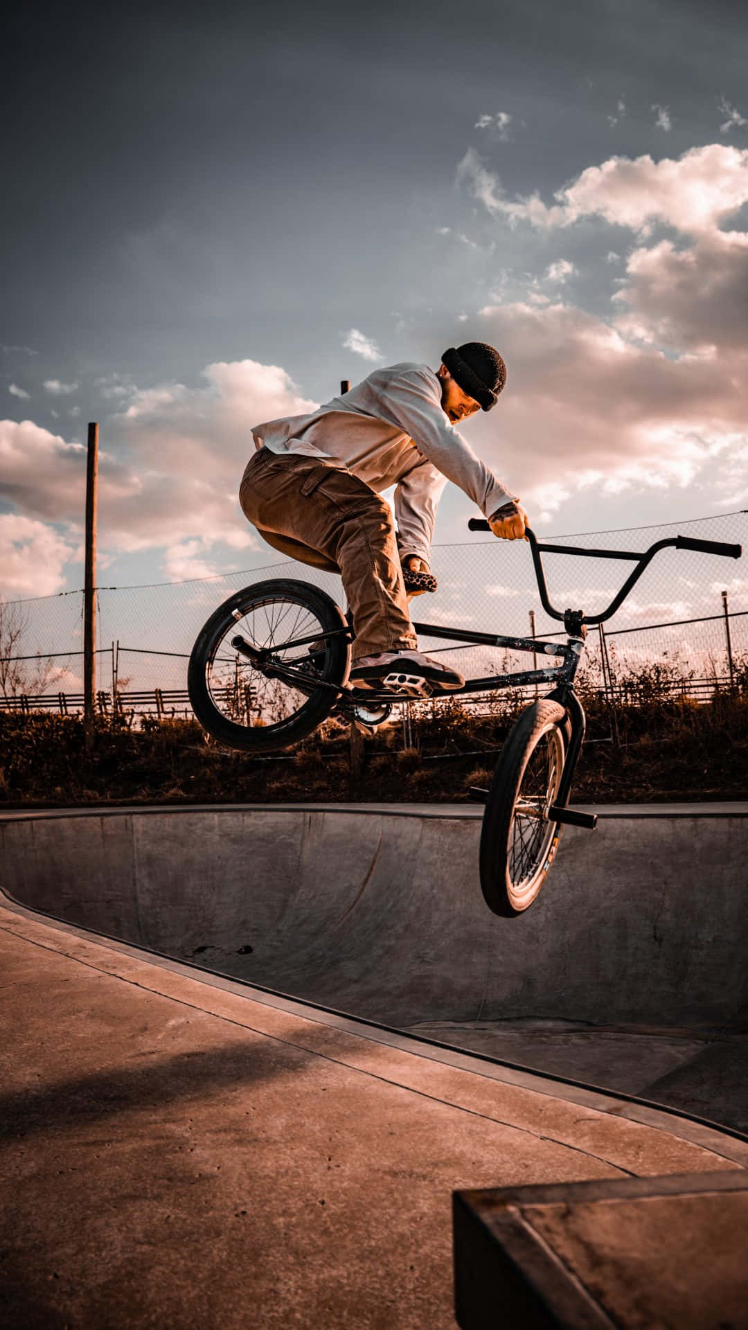 Skatepark Freestyle Fri-ride for en Adrenalin-Pakket BMX-oplevelse Wallpaper