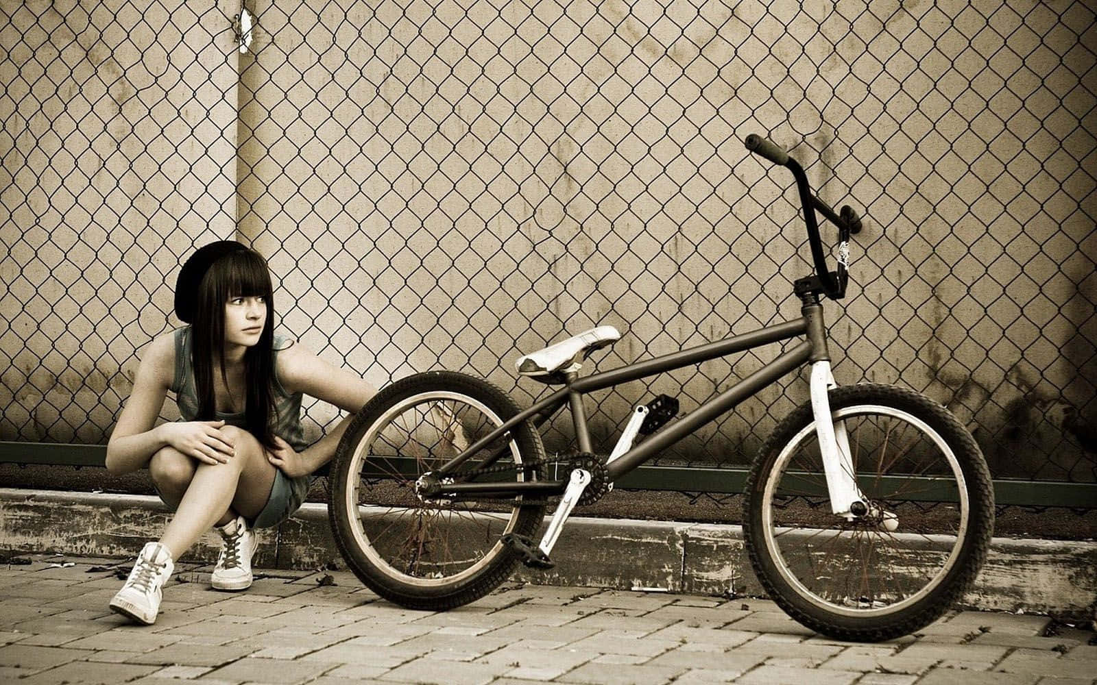 Enflicka Sitter På En Cykel. Wallpaper