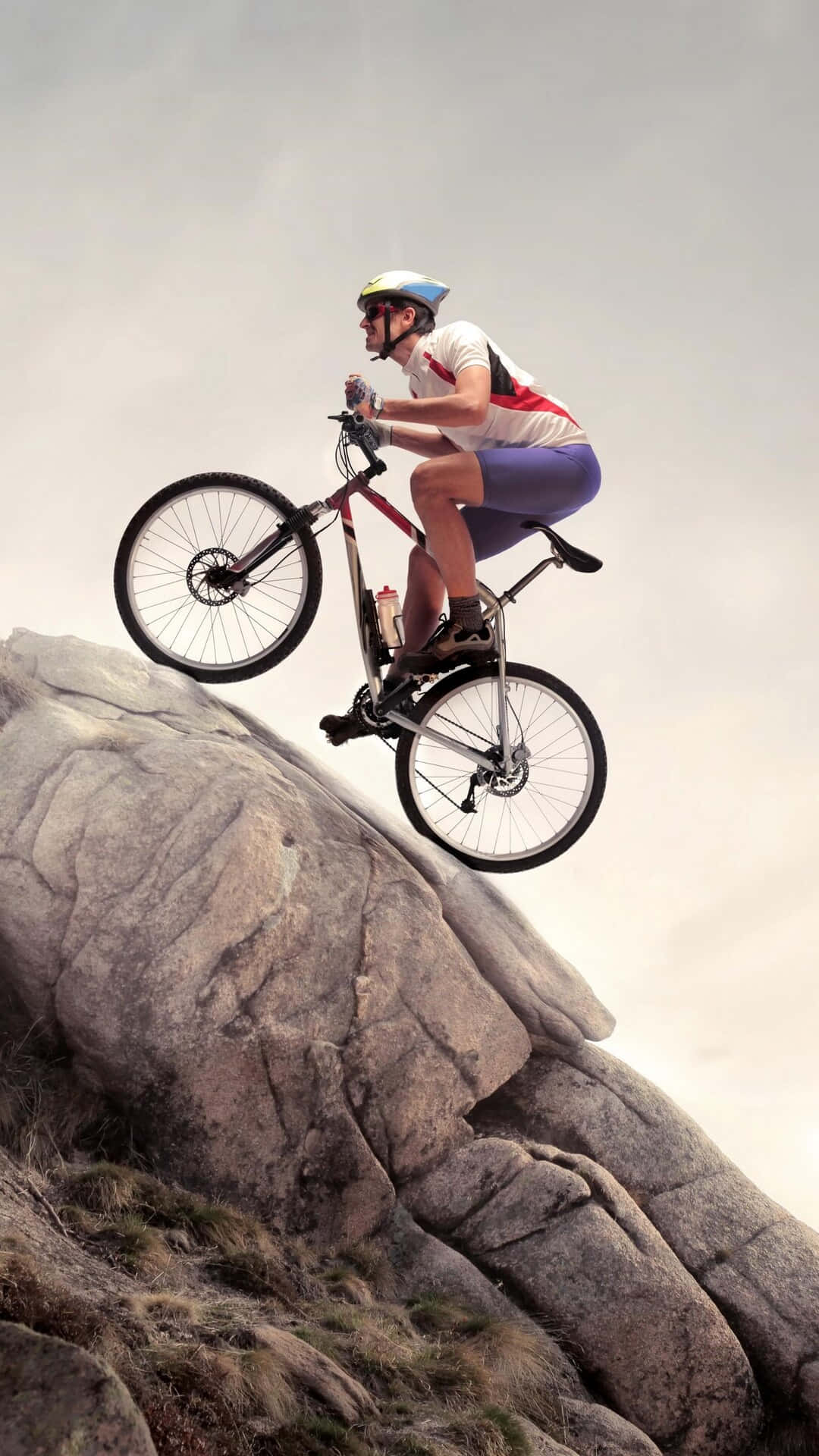 En ekstrem BMX-atlet udfører et mid-air-hop på hans trickcykel. Wallpaper