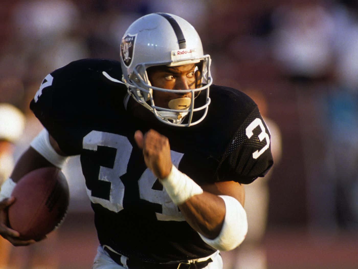 Download Iconic and Legendary: Bo Jackson Wallpaper