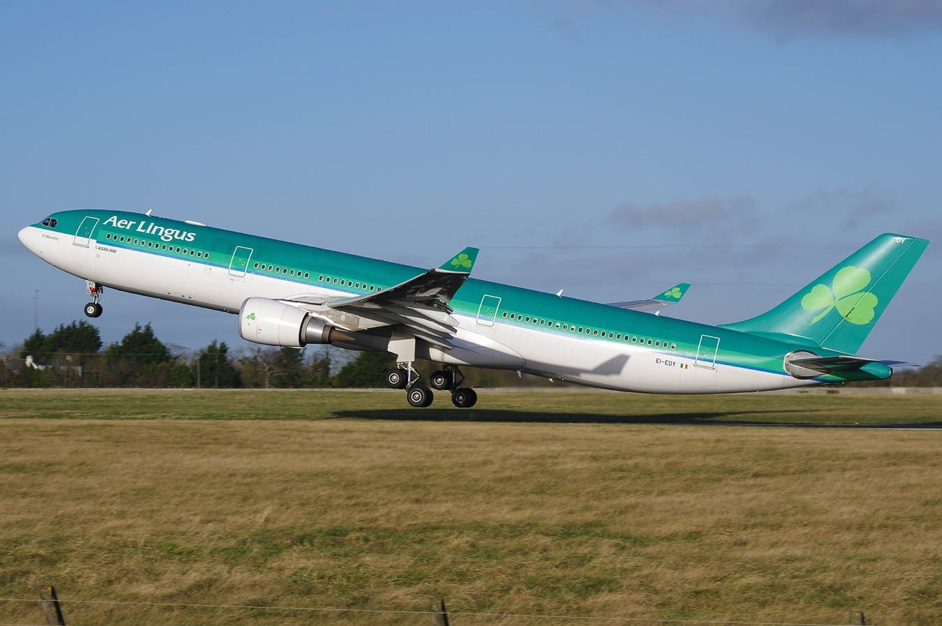 Boarding Aer Lingus Airplane Picture