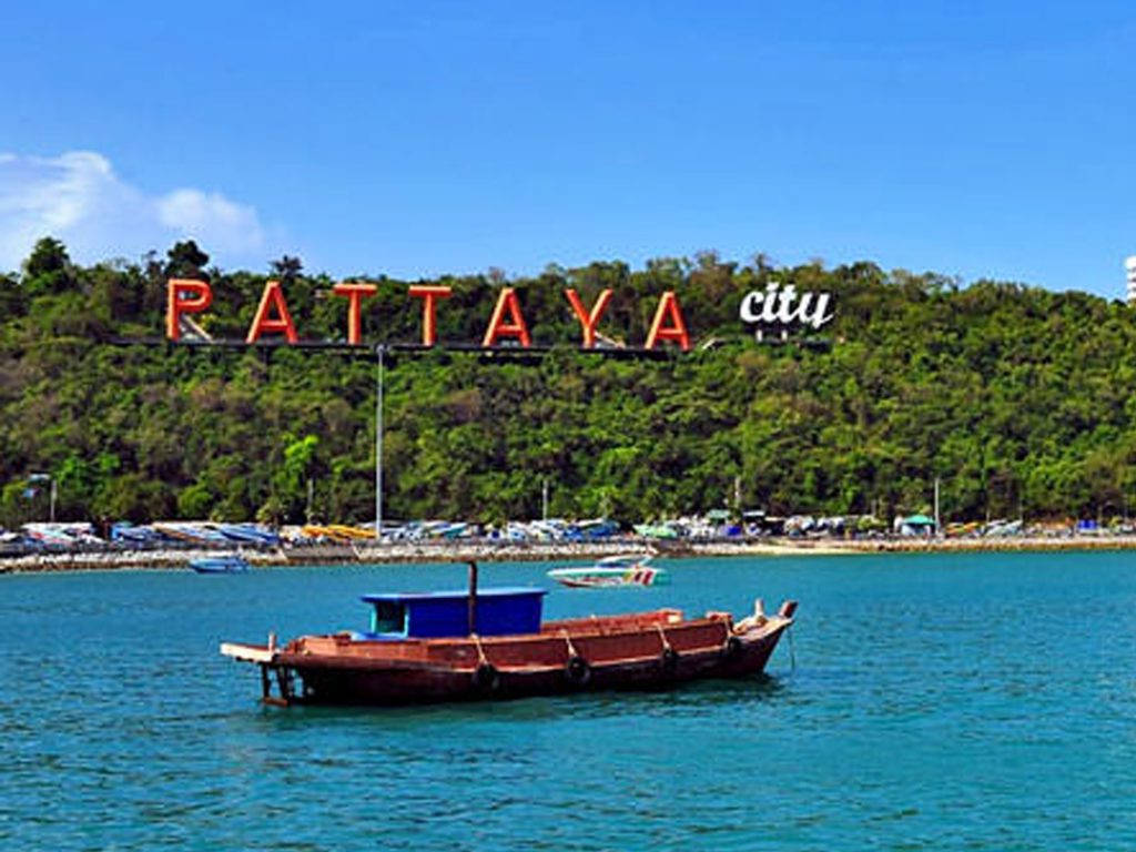 Vistapanoramica Di Una Barca Tradizionale Che Attracca Nella Città Di Pattaya Sfondo