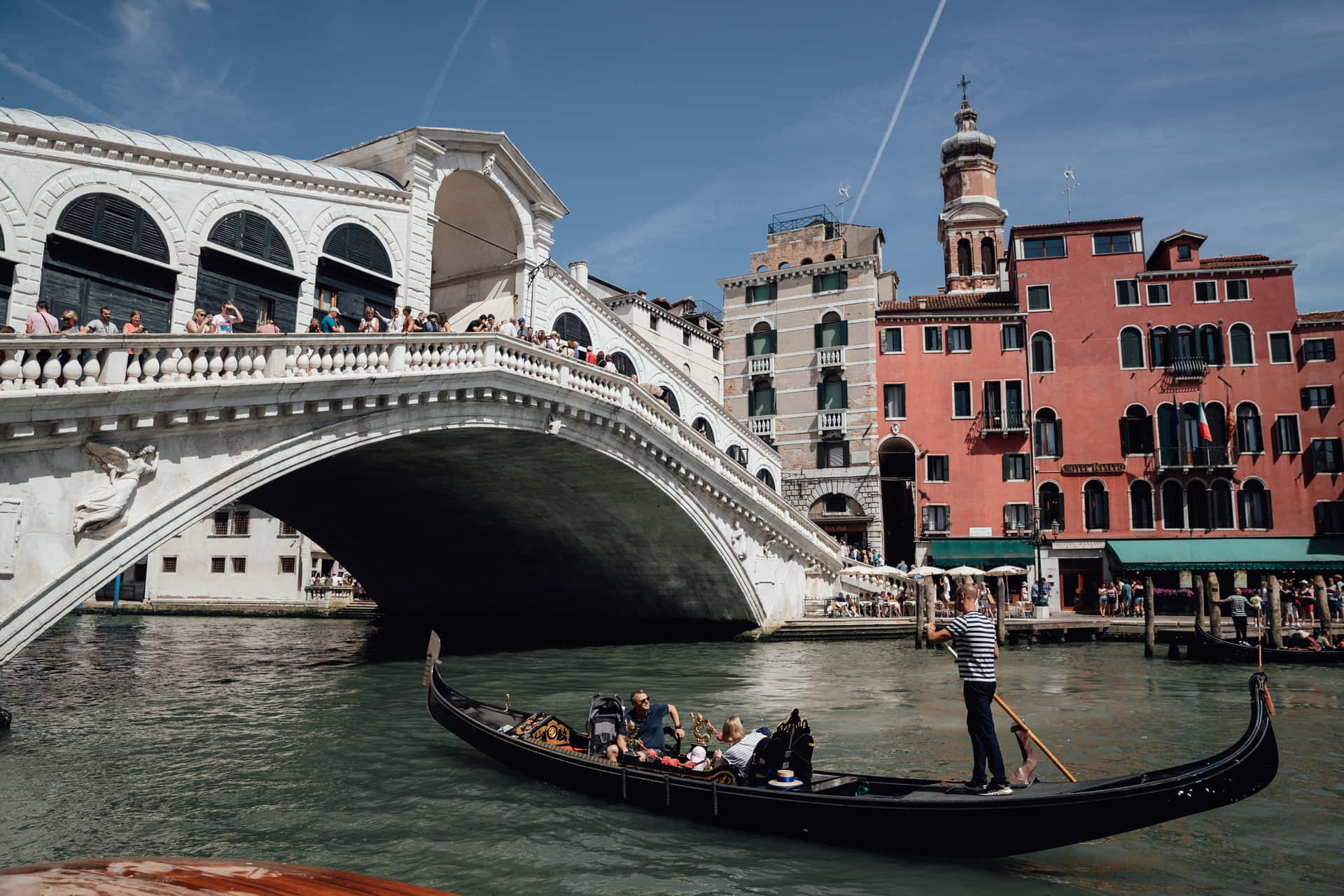 Boat In Rialto Bridge In Venice Italy Wallpaper