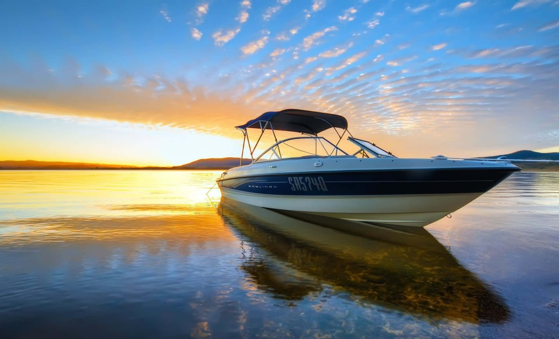 Einwunderschönes Boot Segelt Vor Einer Goldenen Morgendämmerung.