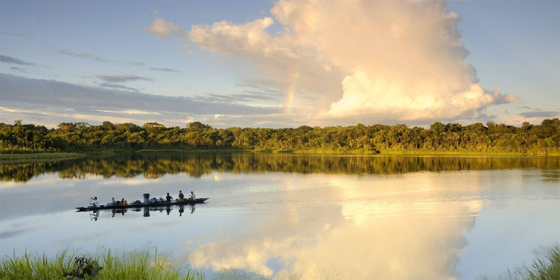 Båtsom Seglar På Amazonas Vatten. Wallpaper