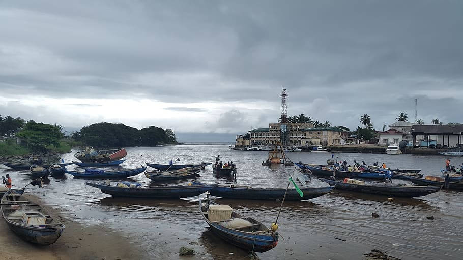Barcosen El Río Wouri, El Río Más Grande De Camerún. Fondo de pantalla