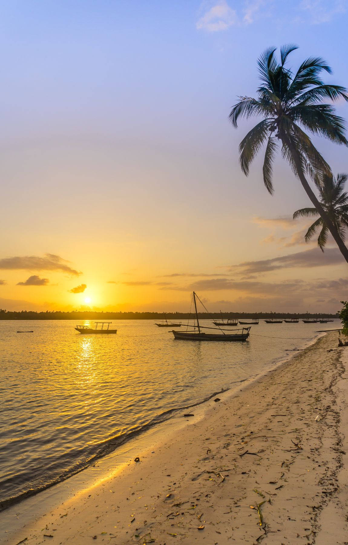 Bootesegeln Bei Sonnenaufgang An Einem Tropischen Strand. Wallpaper