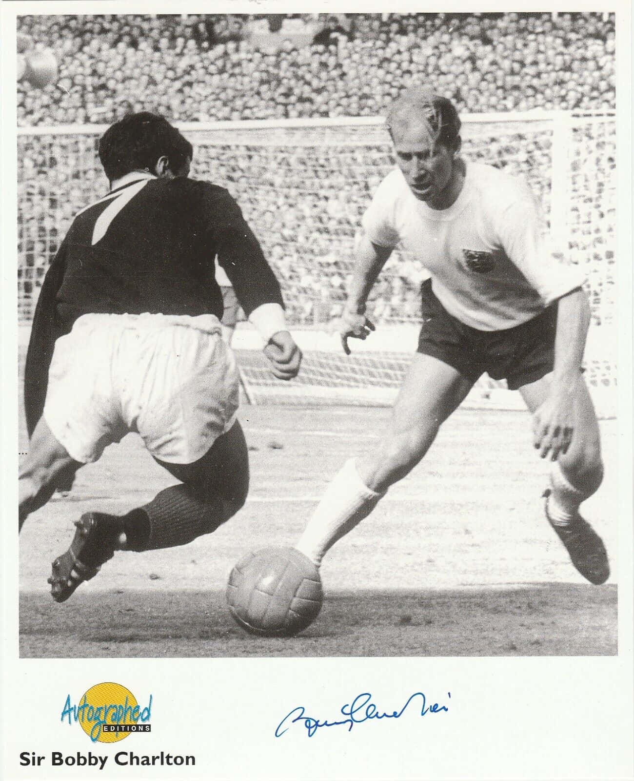 Fotografiaautografata Di Bobby Charlton Della Nazionale Inglese Di Calcio. Sfondo