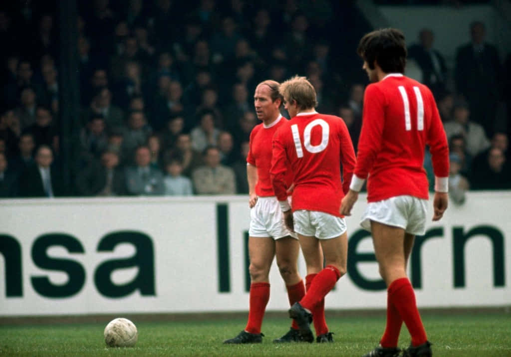 Dukan hylde de ikoniske Manchester United spillere Bobby Charlton, George Best og Denis Law med dette fodboldmotiverede tapet. Wallpaper
