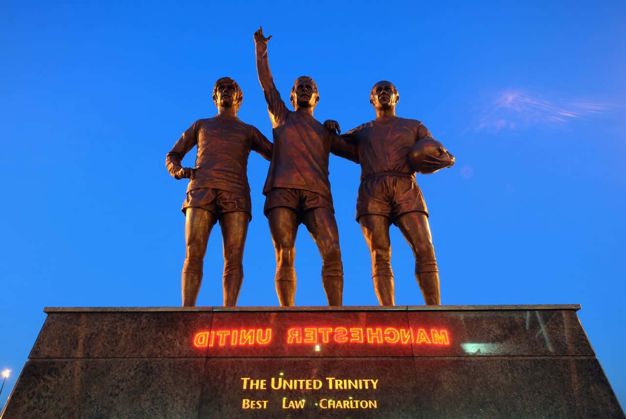 Fotografiada Estátua Da Trinca De Ouro Do United De Bobby Charlton. Papel de Parede