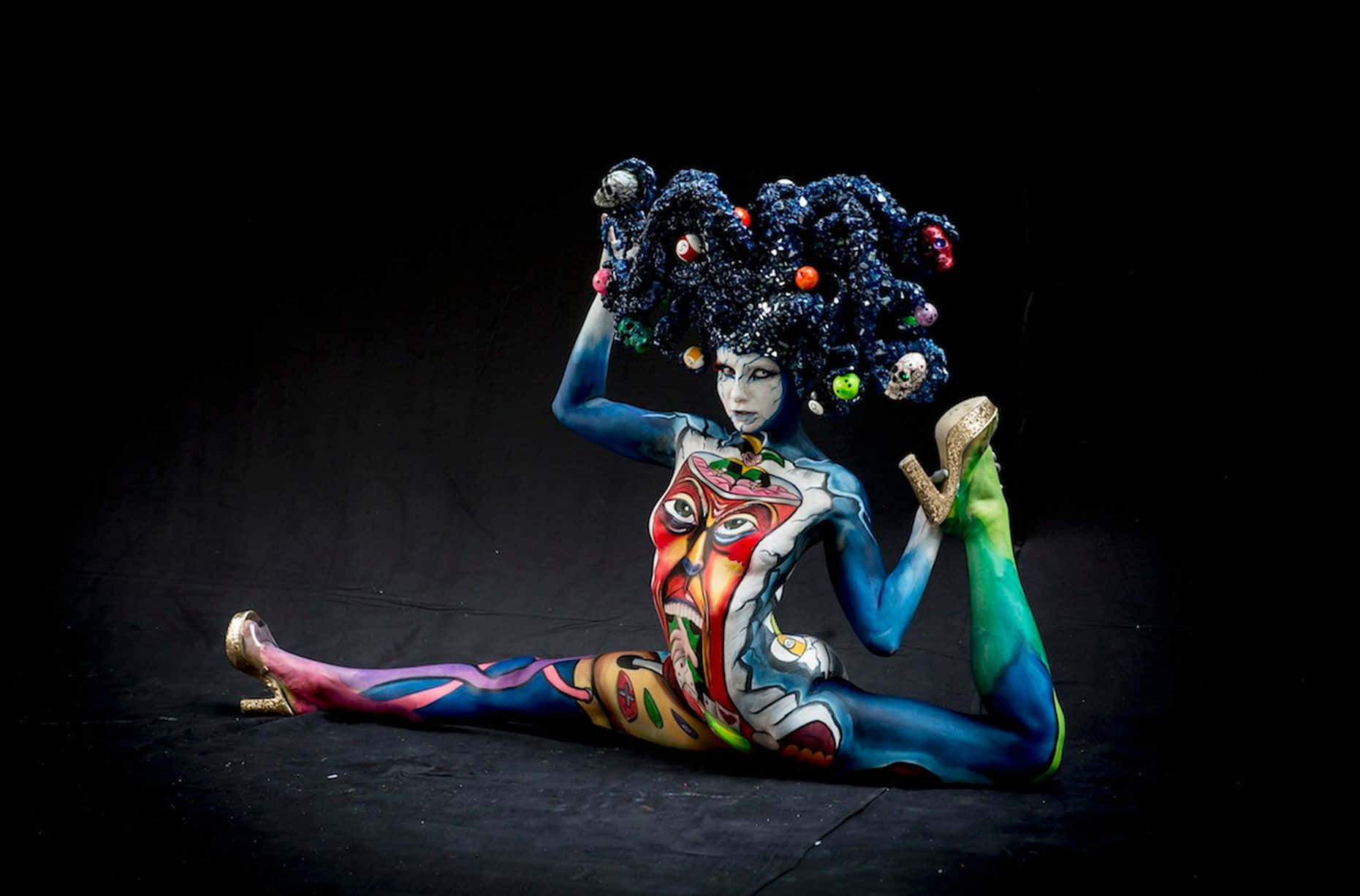 Festivalde Body Painting Mujer Colorida En Una Imagen Dividida.