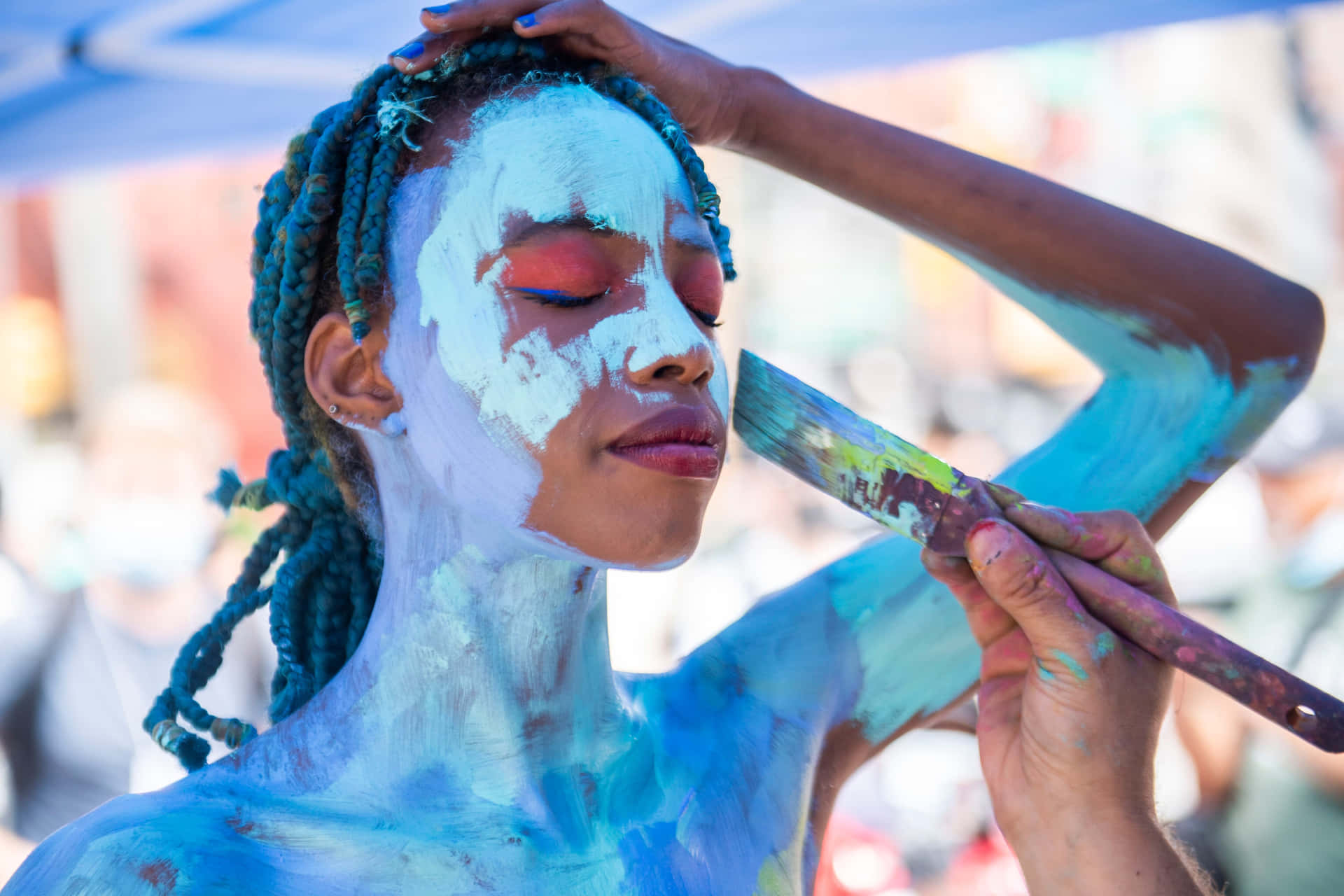 Bodypaintingfestival Bild Einer Schwarzen Frau In Blauer Farbe