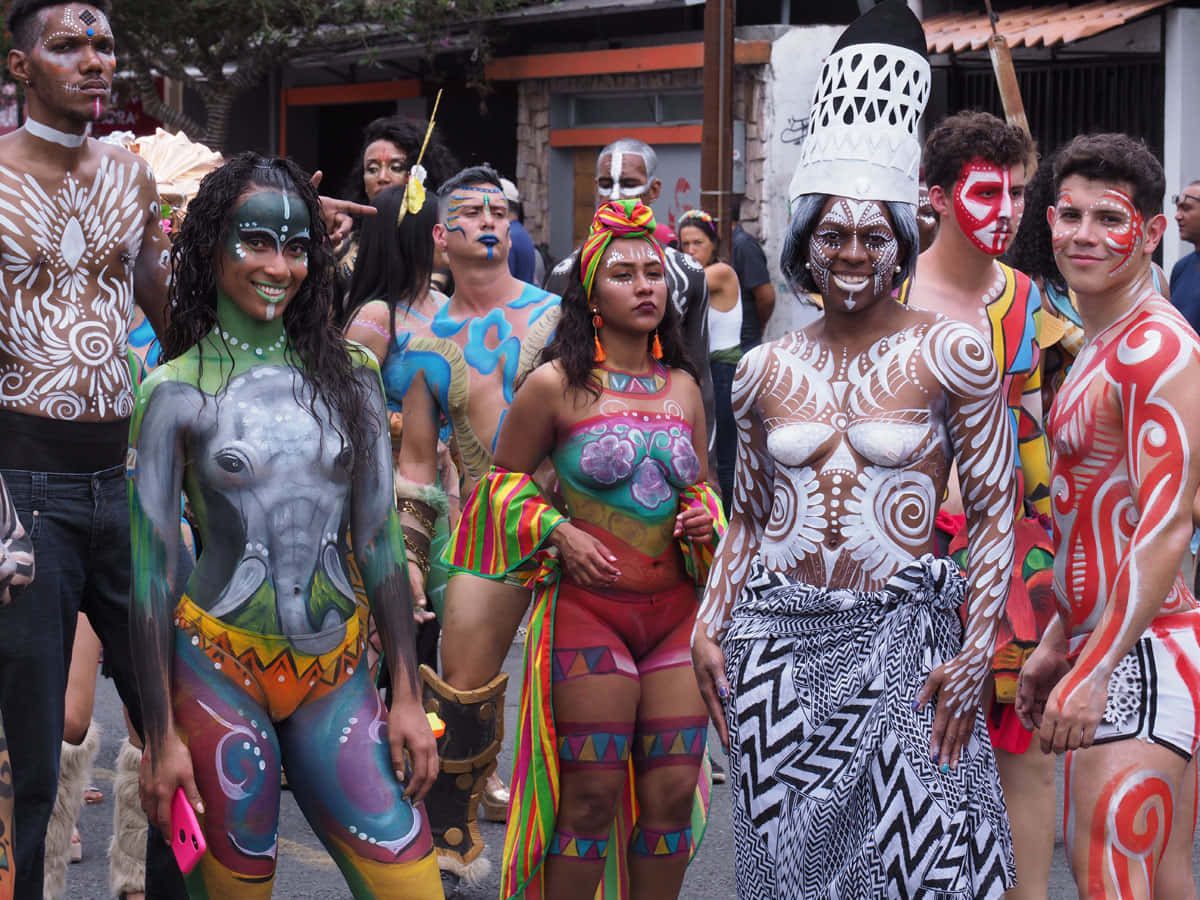 Festivalde Body Painting - Fotografía De Personas Coloridas En La Calle.