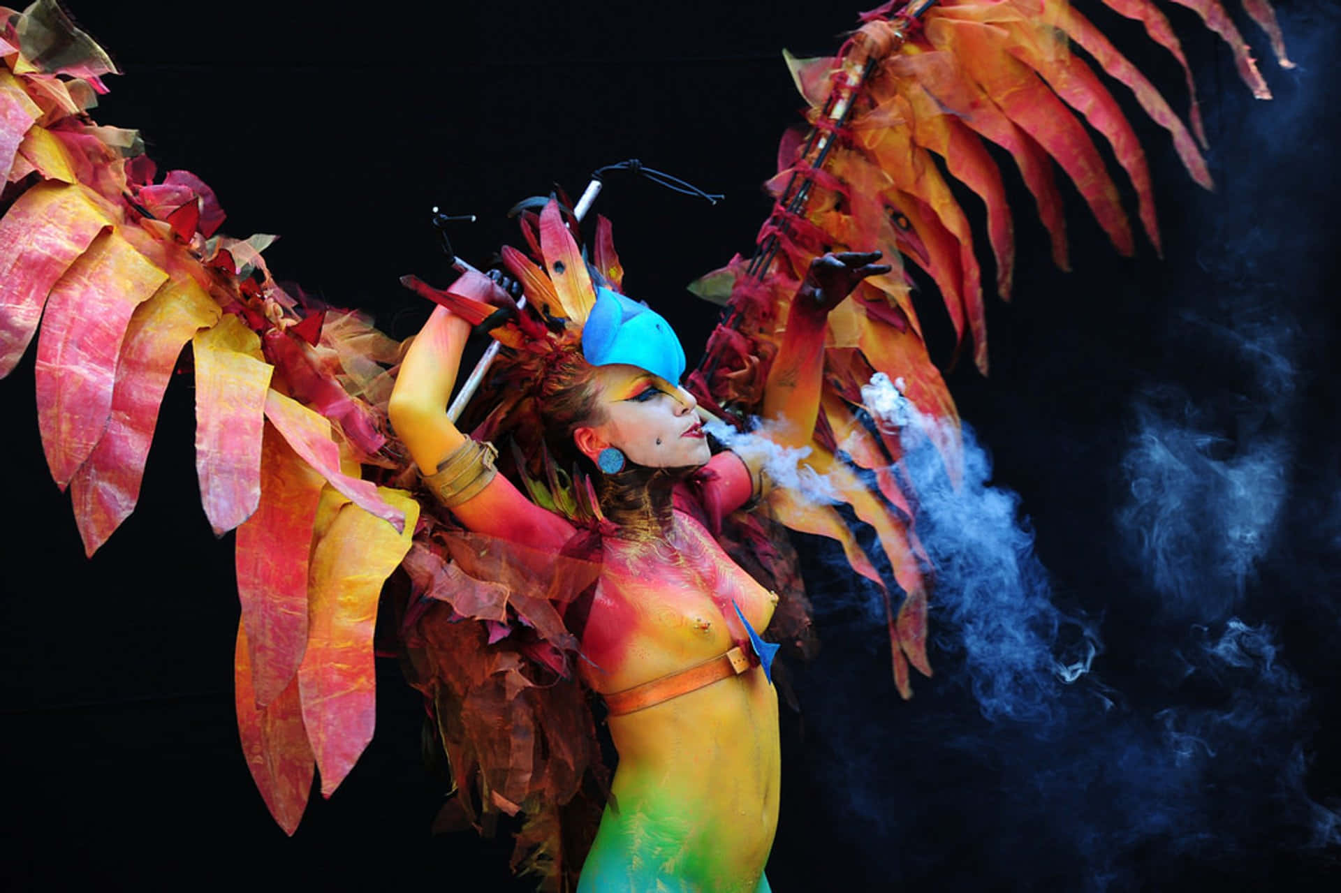 Körperbemalungsfestival, Bild Einer Farbenfrohen Frau Mit Flügeln
