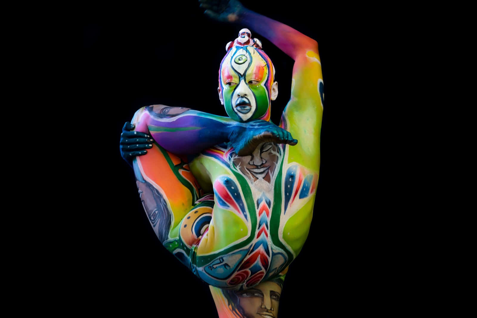 Festivaldel Body Painting Immagine Colorata Di Contorsionista.