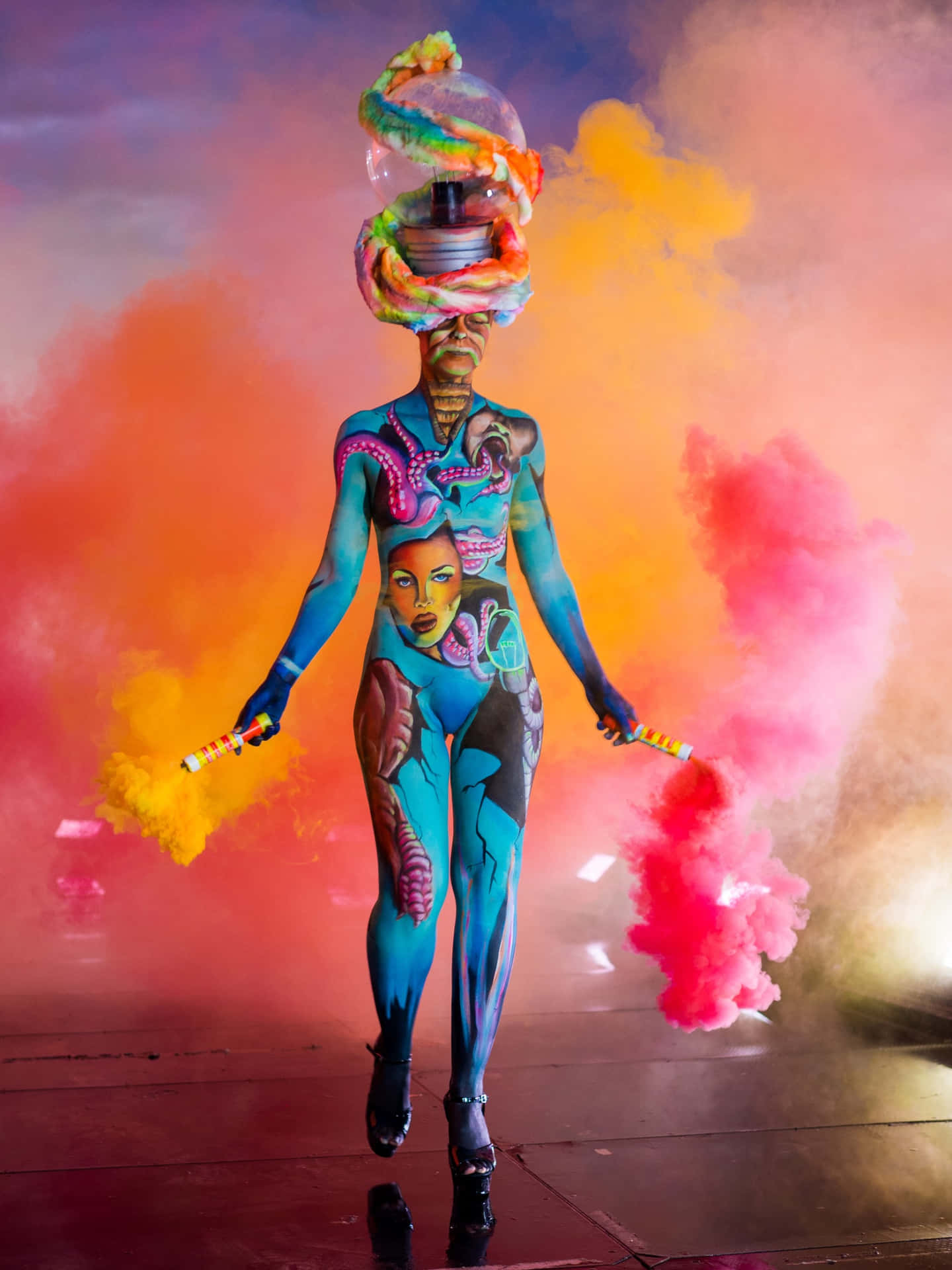 Festivaldel Body Painting, Immagine Di Una Donna Avvolta Da Colori Vivaci E Fumo