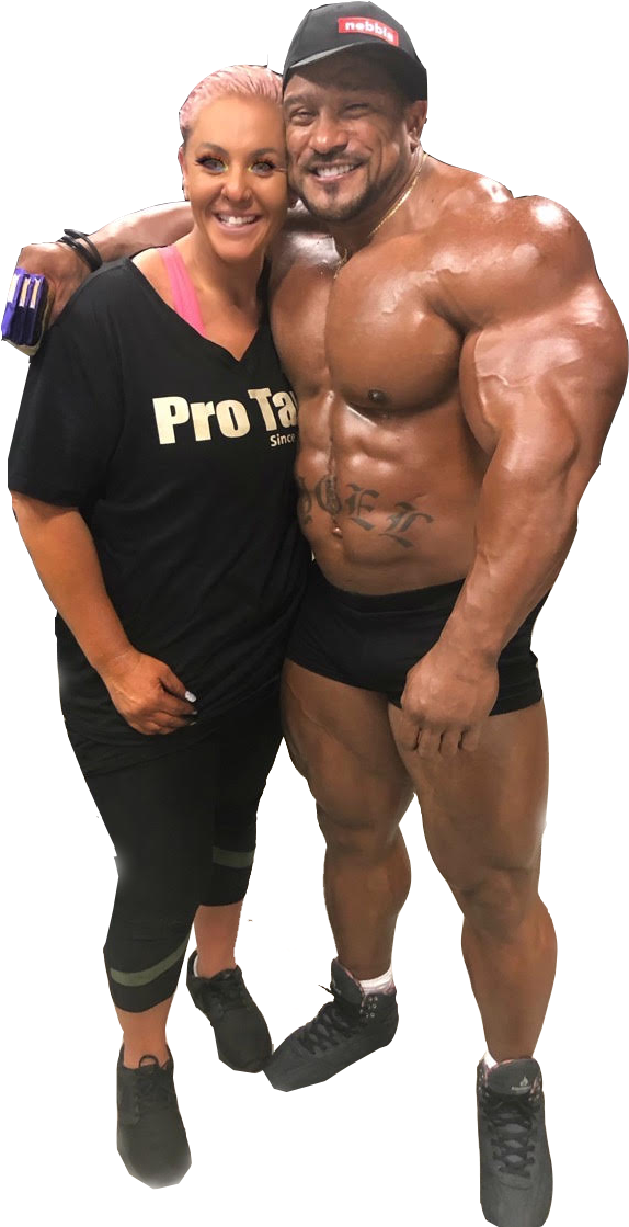 Bodybuilder_and_ Fan_ Smiling PNG