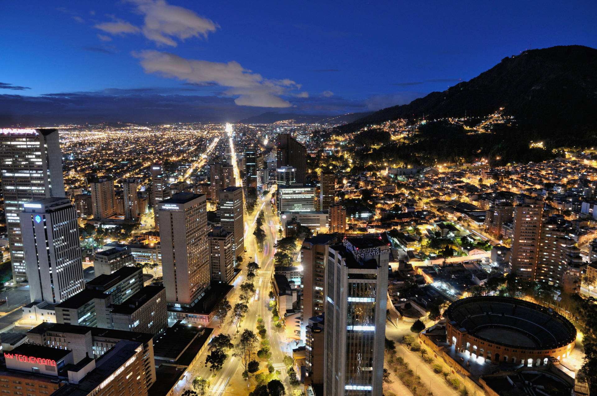 Illuminated roads of Bogota at night Wallpaper