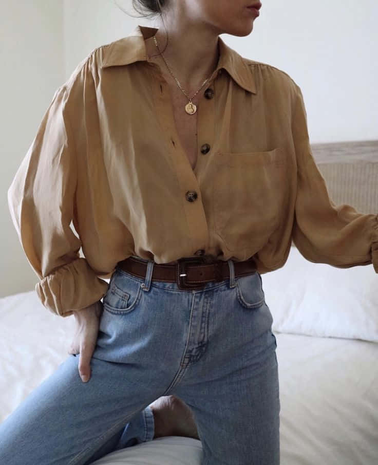 Enkvinna Med Envarmbrun Skjorta Och Jeans
