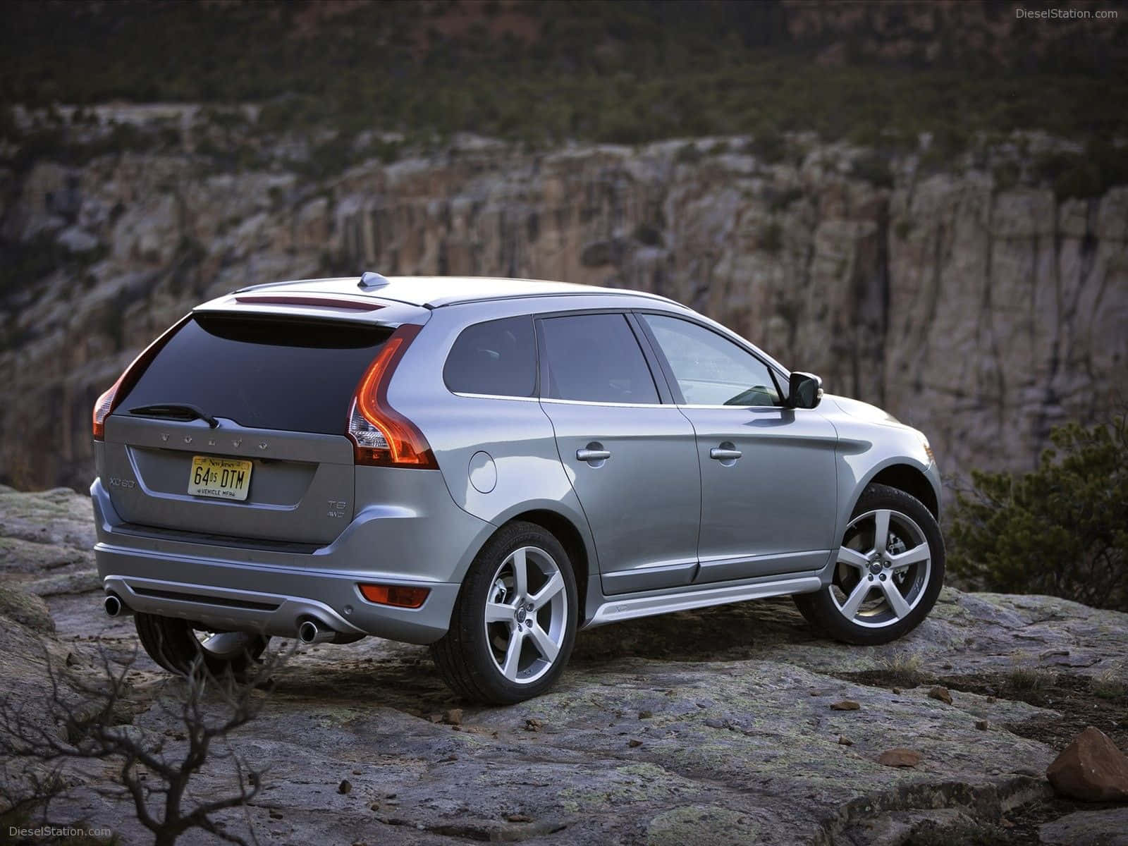 Bold And Beautiful - The Volvo Xc60 Suv Wallpaper