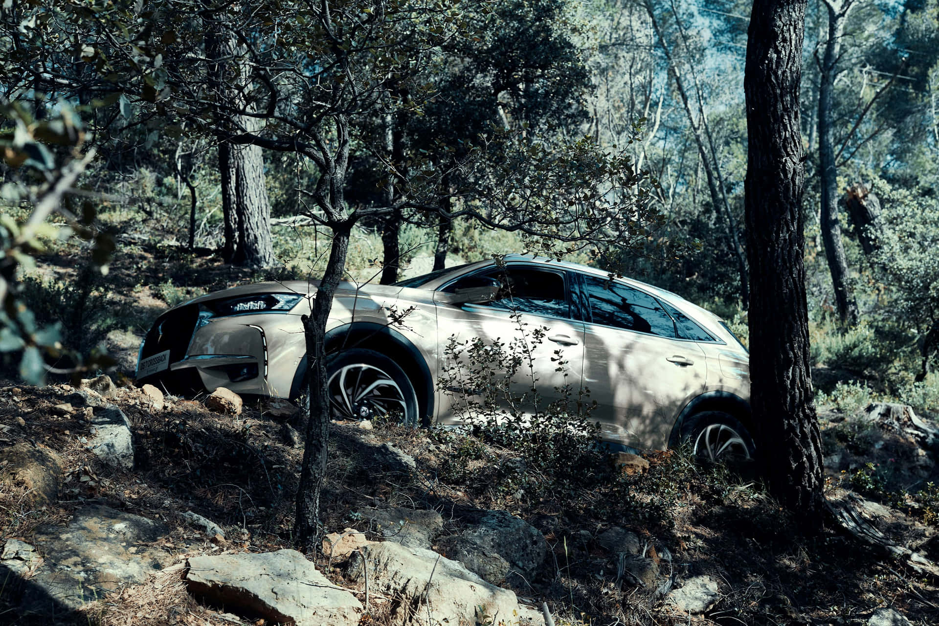 Bold Elegance - Ds 7 Crossback E-tense On A Panoramic Road Wallpaper