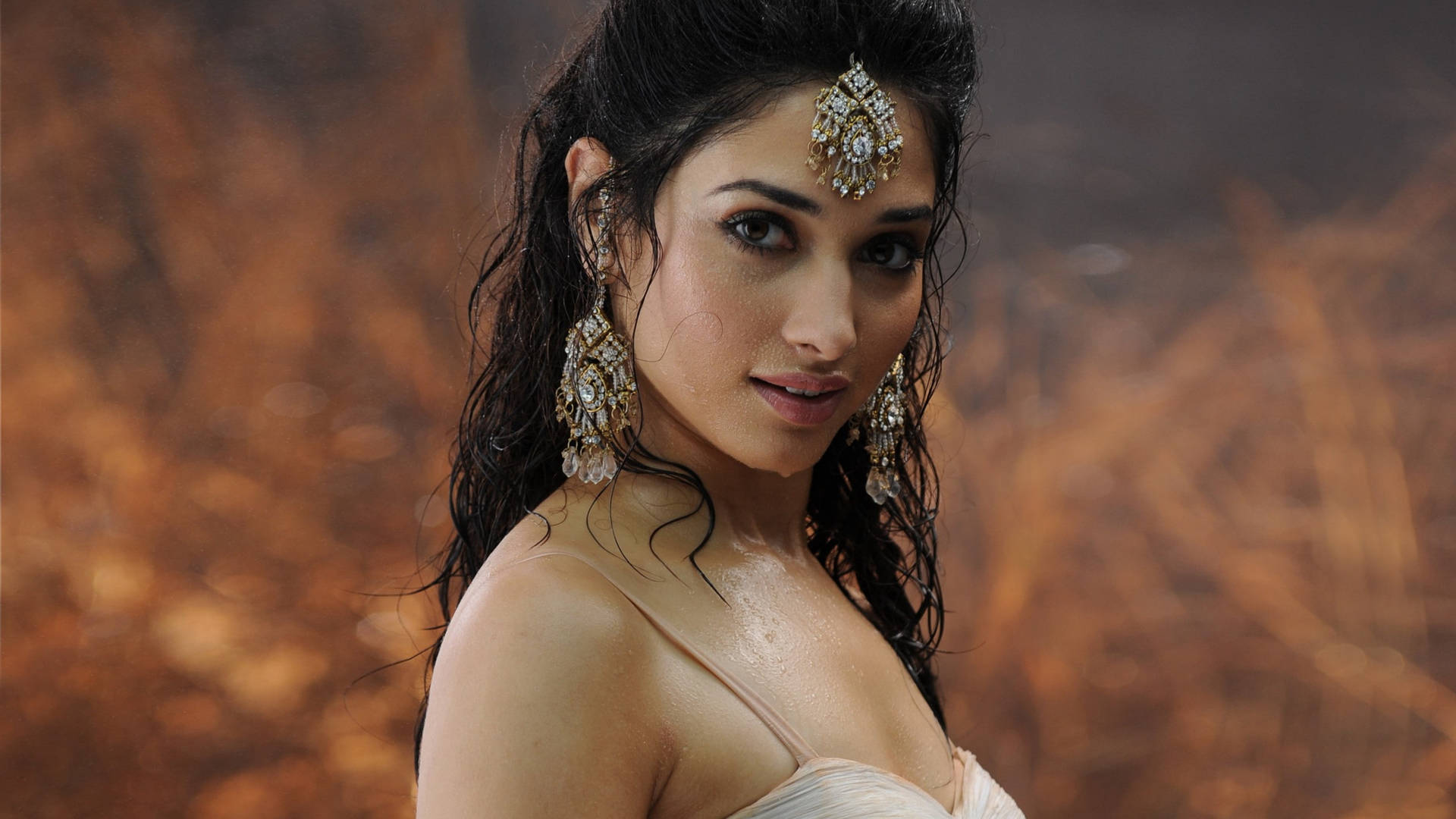 Jagvill Ha En Behändig Och Snygg Bollywood-skådespelerska Tamannaah Bhatia Som Min Dator- Eller Mobilbakgrundsbild. Wallpaper