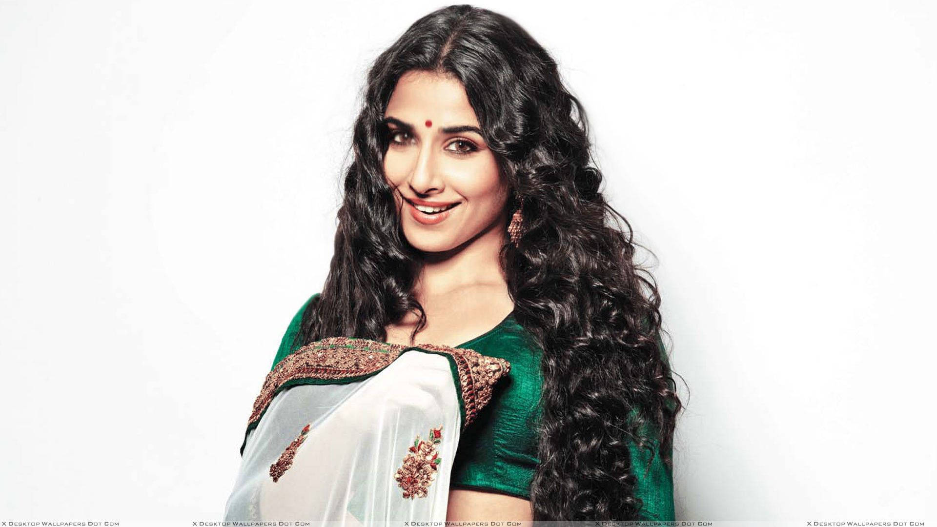 Bollywood Diva Vidya Balan In Elegant Attire Wallpaper