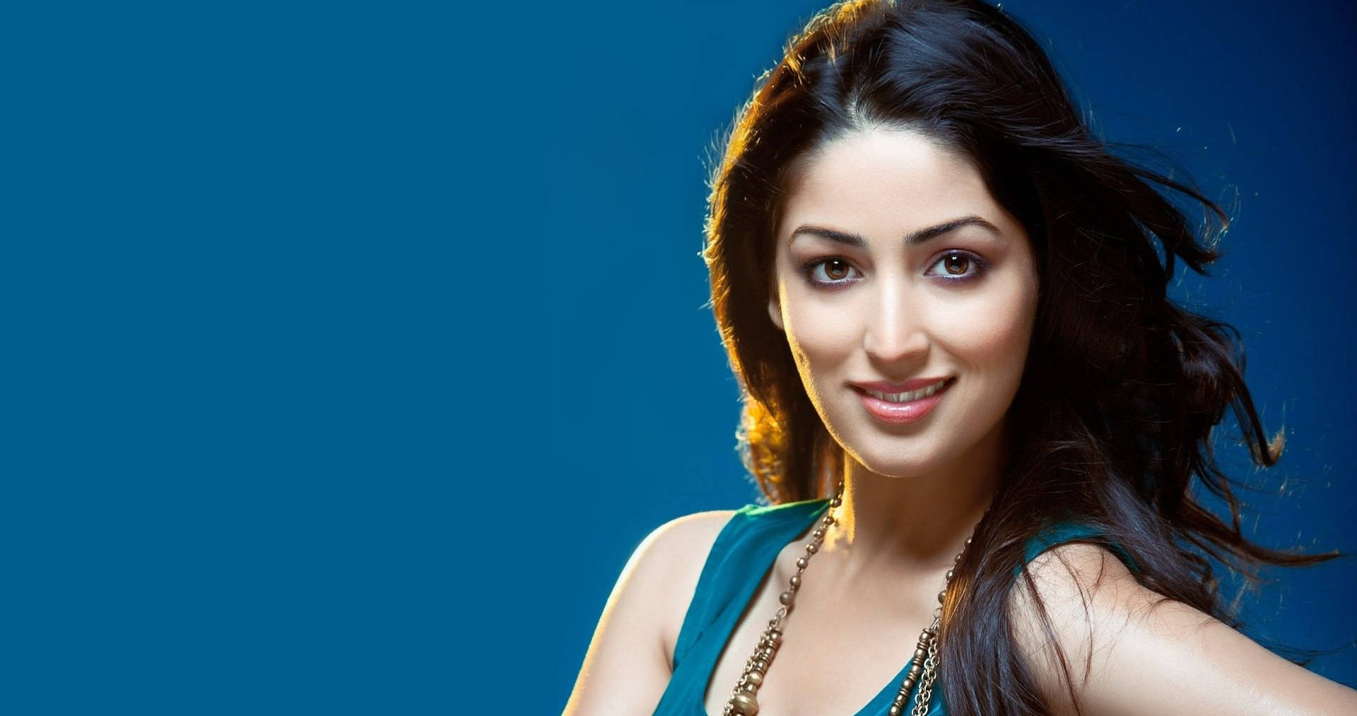 Bollywoodschönheit In Hd Beim Posen Wallpaper