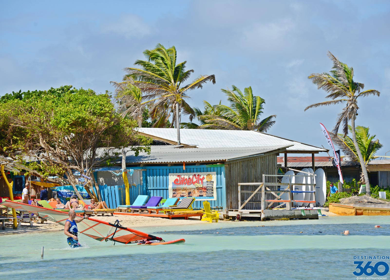 Bonairelac Bay (bahía De Lac En Bonaire) Es Una Hermosa Playa Ubicada En La Isla De Bonaire, En El Caribe. Sus Aguas Cristalinas Y Su Arena Blanca La Convierten En Un Destino Perfecto Para Relajarse Y Disfrutar De Actividades Acuáticas Como Buceo, Snorkel Y Windsurf. Fondo de pantalla