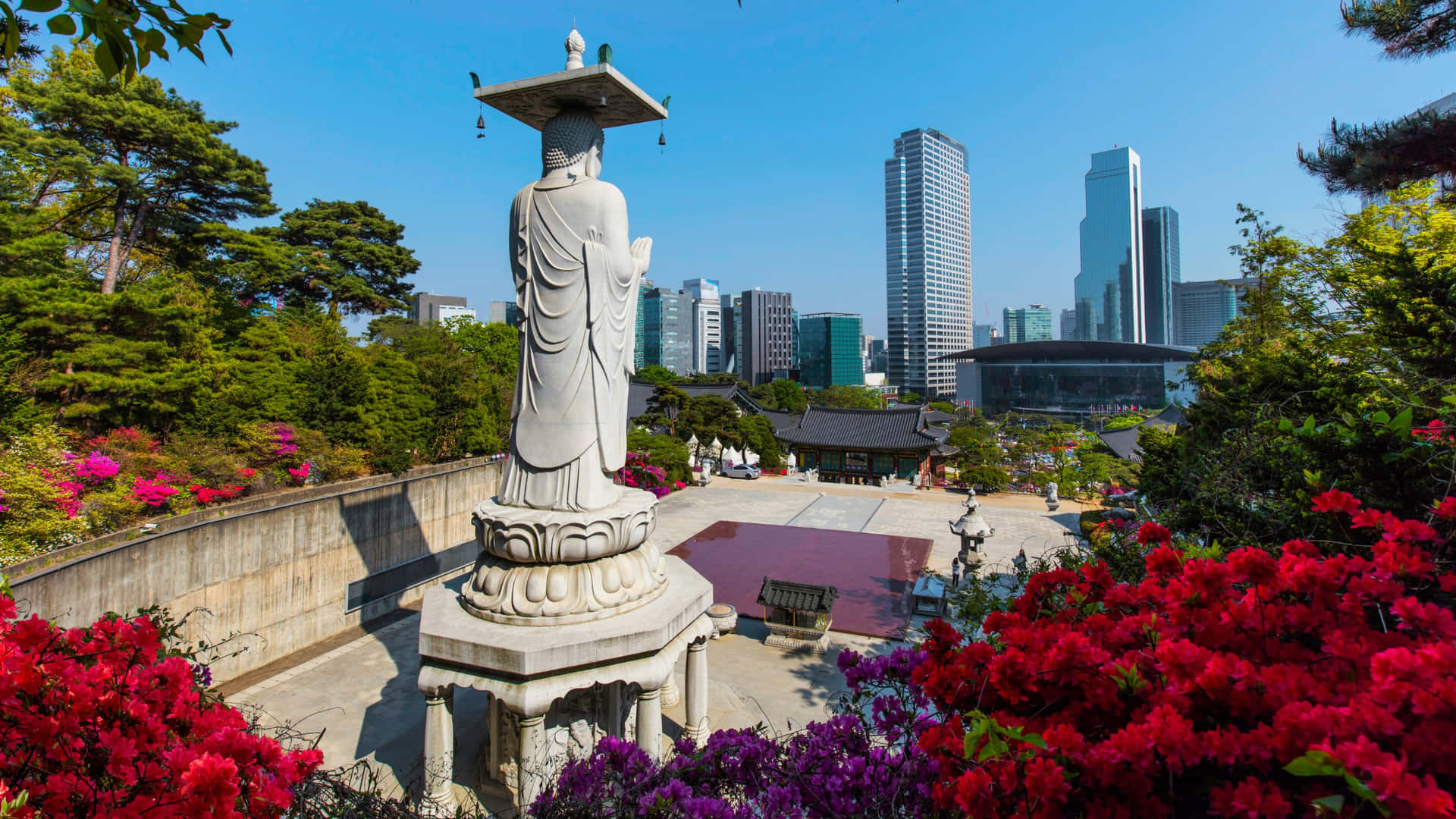 Bongeunsa Temple Statueand Seoul Skyline Wallpaper