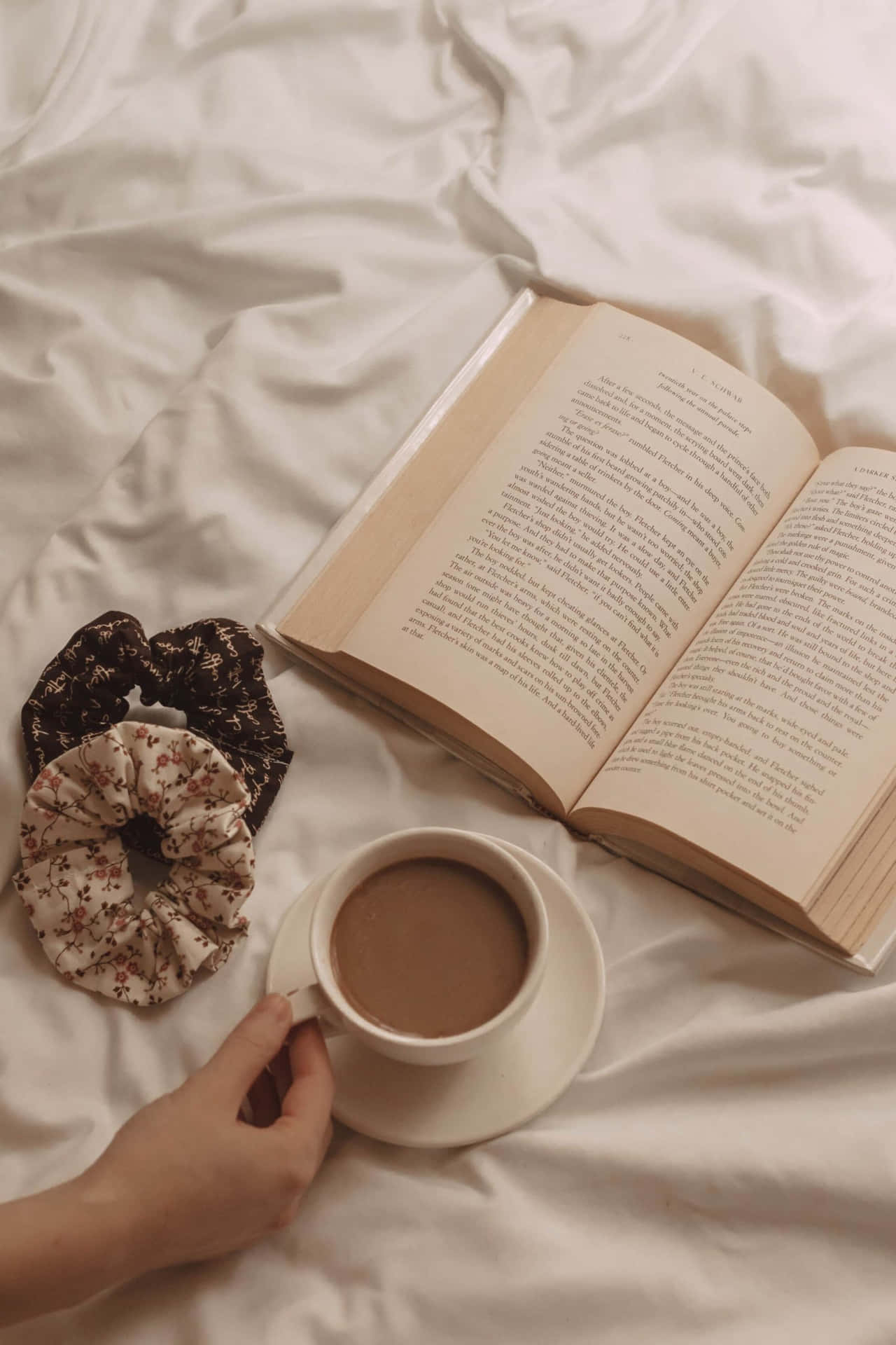 Einehand Einer Frau Hält Ein Buch Und Eine Tasse Kaffee.