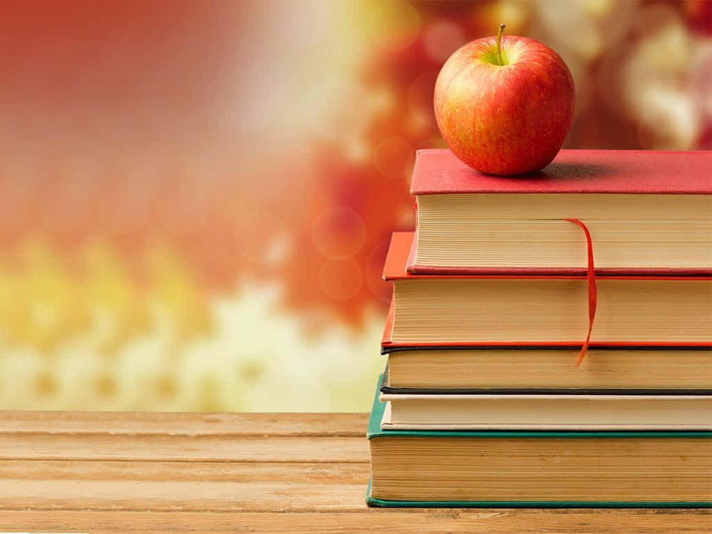 Unapila De Libros Con Una Manzana Encima