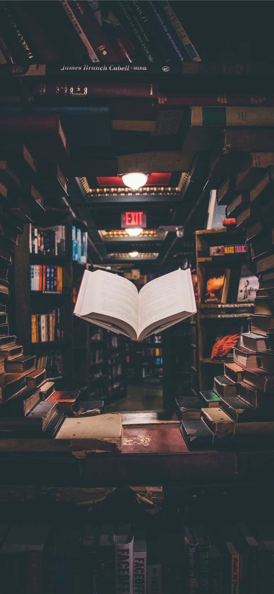 En åben bog på en hylde i en boghandel Wallpaper