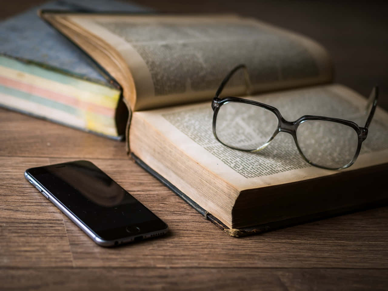 Einbuch, Eine Brille Und Ein Telefon Auf Einem Holztisch